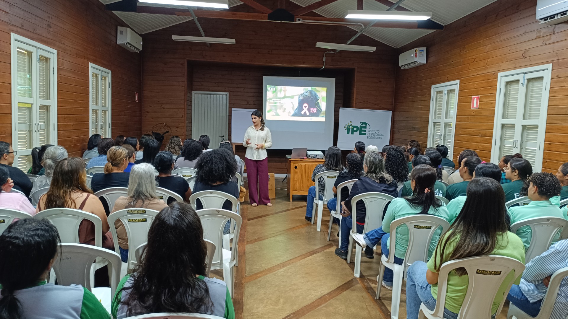 Aline Souza, do IPÊ, durante apresentação da Sexta ConsCiência em outubro de 2025