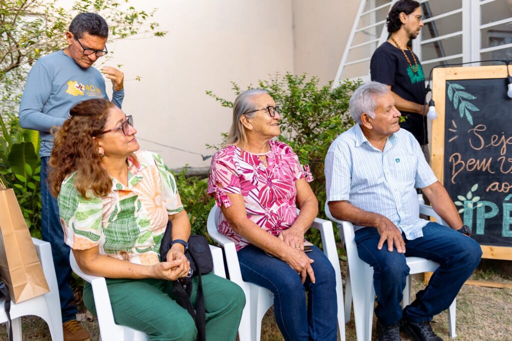 Beneficiários do projeto Agroecologia em Rede: Juscely Carvalho, Etelvina Mota e Raimundo Moura, de pé Sérgio Carvalho.
