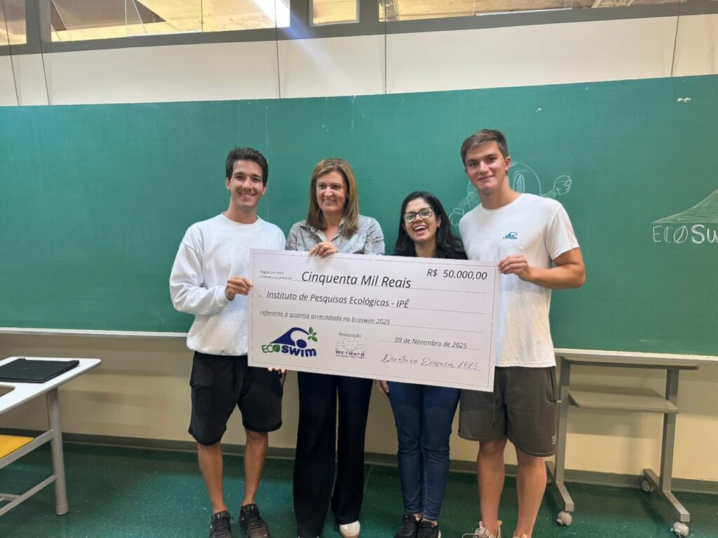 Ecoswim 2025 entrega simbólica da doação.