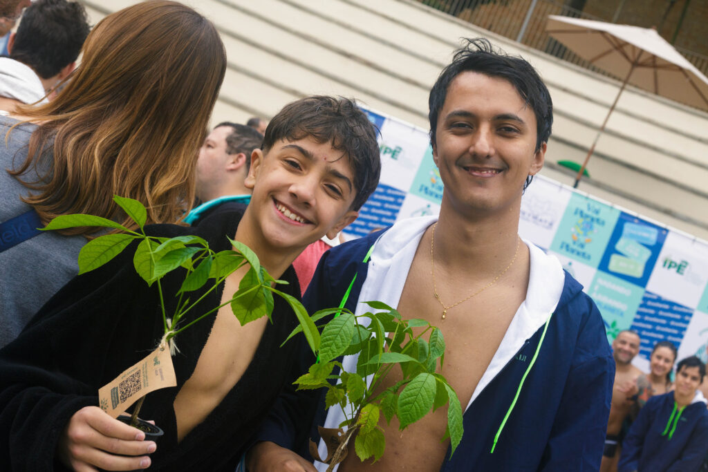 Participantes do Ecoswim 2025 recebem mudas do IPÊ