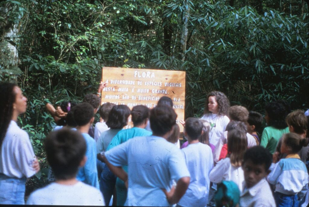 Educadora leva crianças para trilha na Mata Atlântica