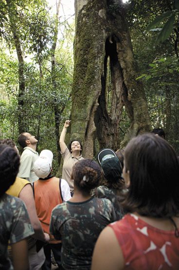 Educadora em ação de educação ambiental realizada em trilha na Mata Atlântica