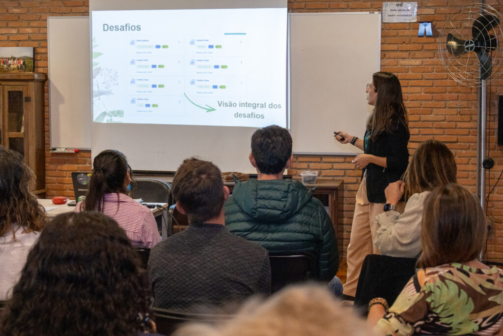 Isabela Volpato, educadora ambiental do Projeto Escolas Climáticas, durante apresentação da sistematização do projeto. 