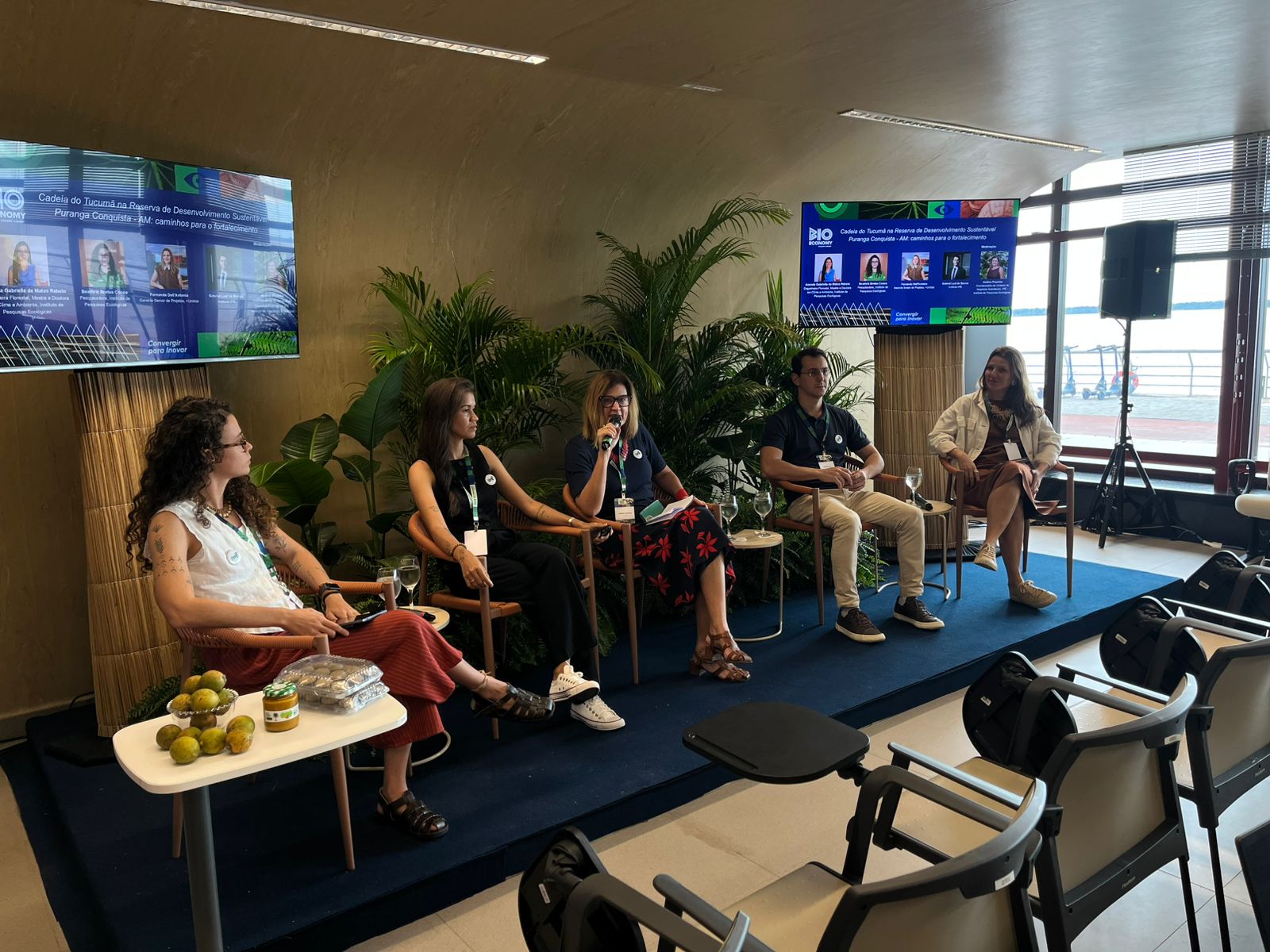 Mesa sobre como agregar valor ao tucumã durante Bioeconomy Amazon Summit