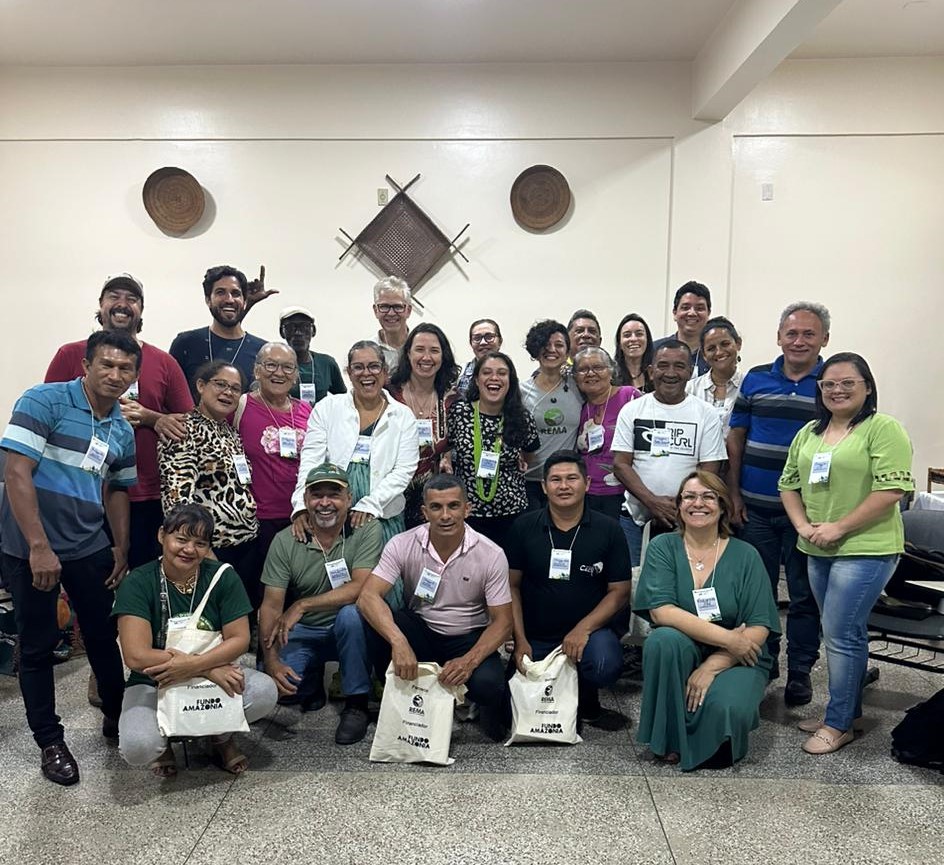 Participantes da oficina de planejamento do projeto Agroecologia e Sociobiodiversidade em Rede posam juntos para foto