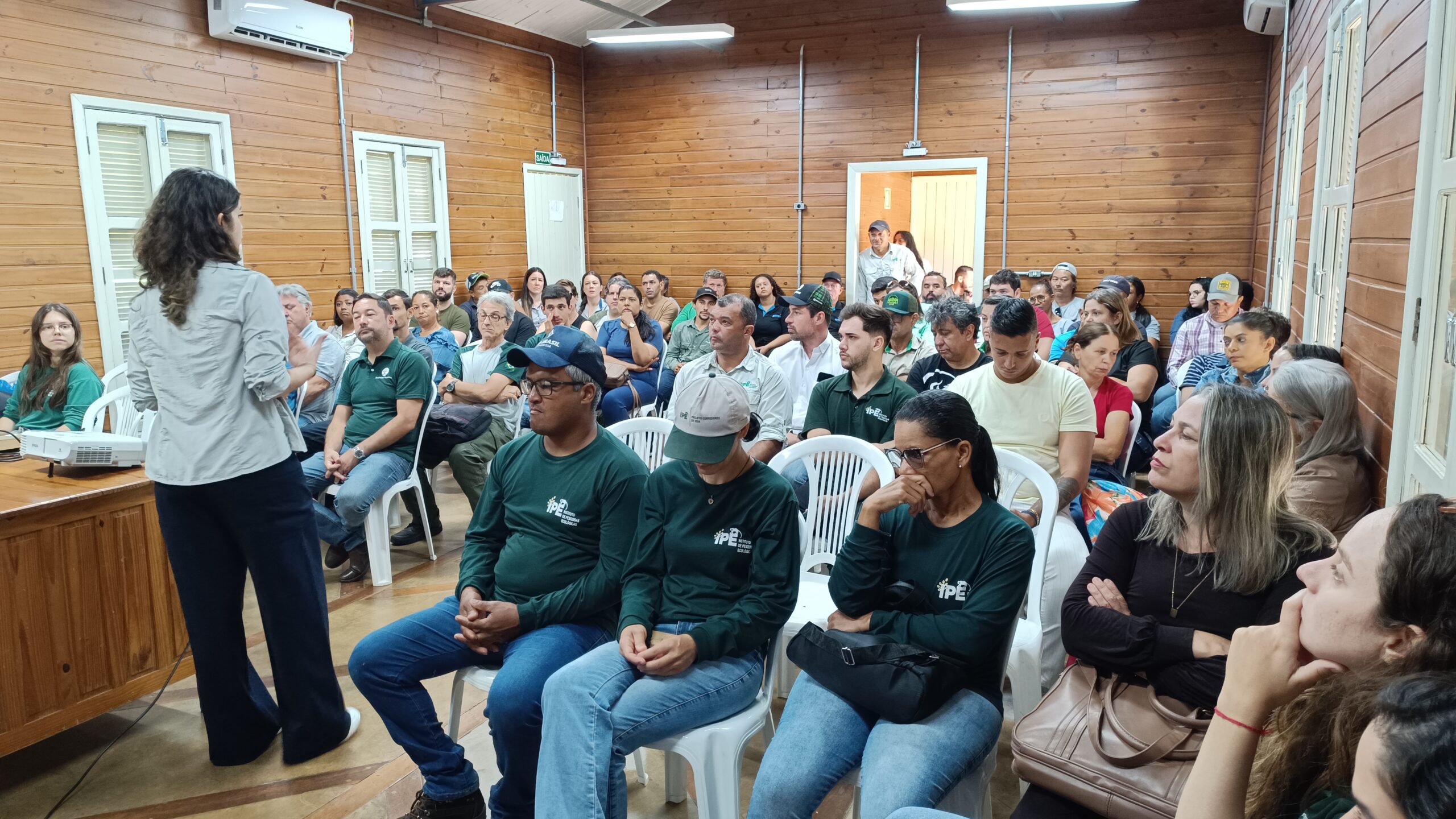 Aline Souza, coordenadora de projetos de Comunidades do IPÊ, com o público durante SEXTA CONSCIENCIA DEZEMBRO 2025 sobre o desenvolvimento do Plano de Convivência entre Humanos e Fauna no Pontal do Paranapanema/SP
