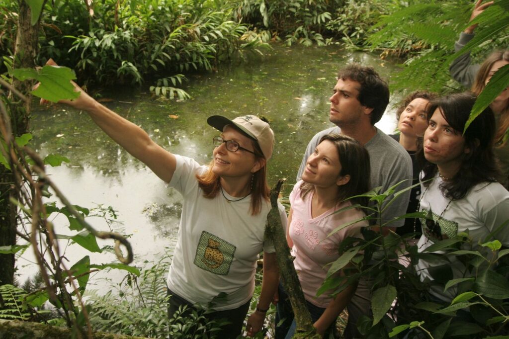 Educadora do IPÊ trabalha com Educação Ambiental senso de pertencimento dos jovens em relação à biodiversidade em trilha pela mata