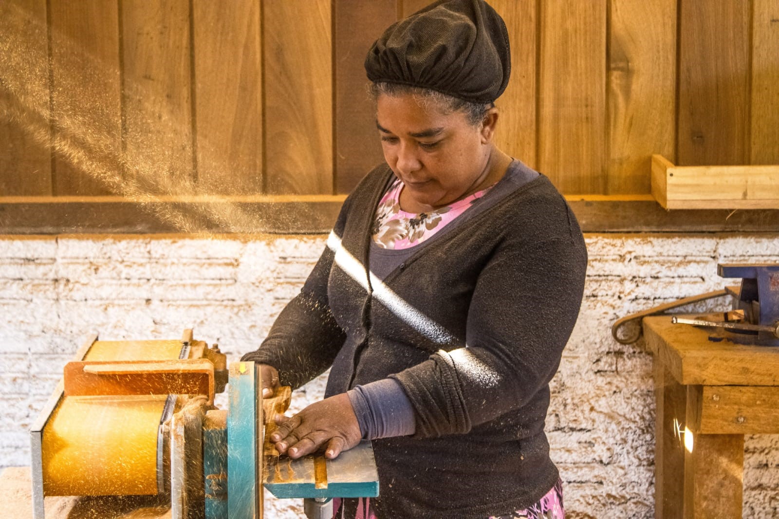 Artesã trabalha madeira de reaproveitamento na Amazônia